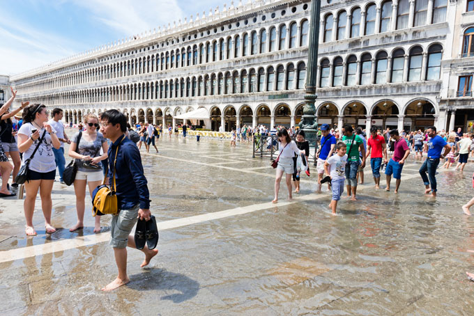https://www.yaleclimateconnections.org/wp-content/uploads/2018/02/022118_Venice_flooding.jpg